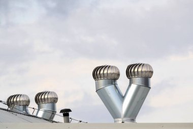 Binanın çatısında.