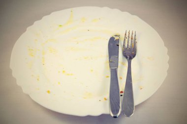 Bıçak ve çatalla masaya koy.