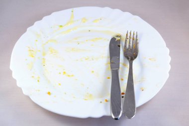 kirli tabak ve çatal bıçak takımı