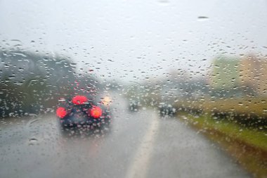 Şehirdeki araba penceresi