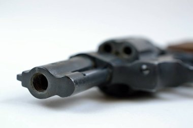 silah beyaz arkaplanda