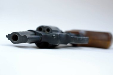 Tahta masada eski bir silah var.