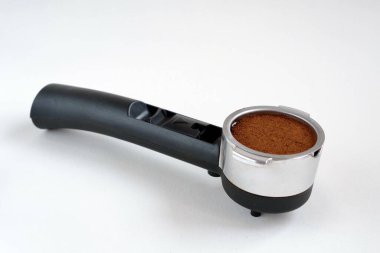 Kahve makinesi ve kahve çekirdeği.