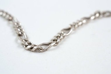 beyaz zemin üzerine zincir