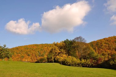 Dağları ve mavi gökyüzü olan güzel bir manzara.
