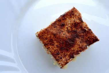 Bir dilim pasta, beyaz bir tabakta, bir parça çikolata, bir parça pasta, bir parça çikolata,