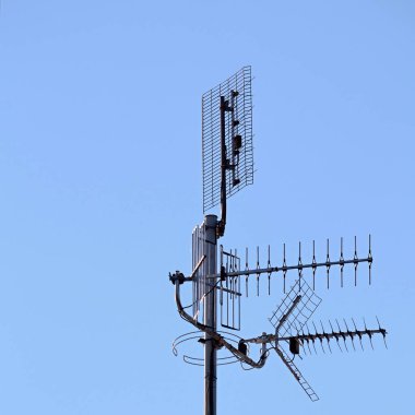 Evin çatısında televizyon anteni var.