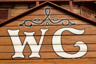 Duvarı tuğlalı bir binanın arka planında 