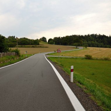 Sabahları dağlarda yol