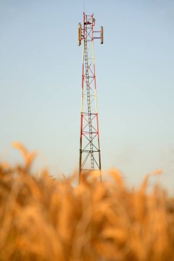 yüksek voltaj kulesi, elektrik direği, gökyüzü ve bulutlar