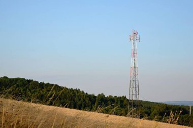 Dağların arkasındaki telekomünikasyon kulesi.