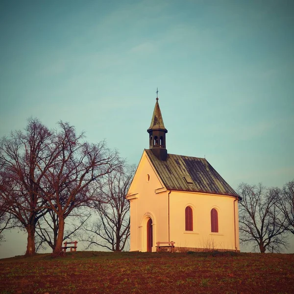 市立公園にある古い教会 — ストック写真