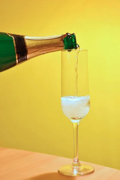 Champagne Flaska Med Glas Och Mousserande Vin — Stockfoto