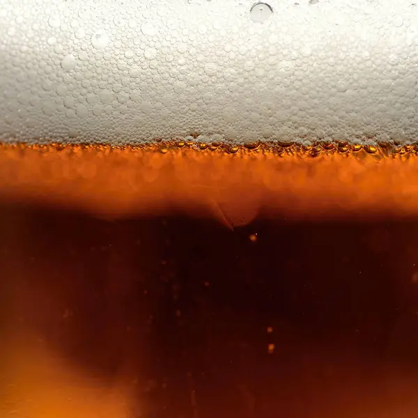 Закрыть Бокал Пива Пузырьками — стоковое фото