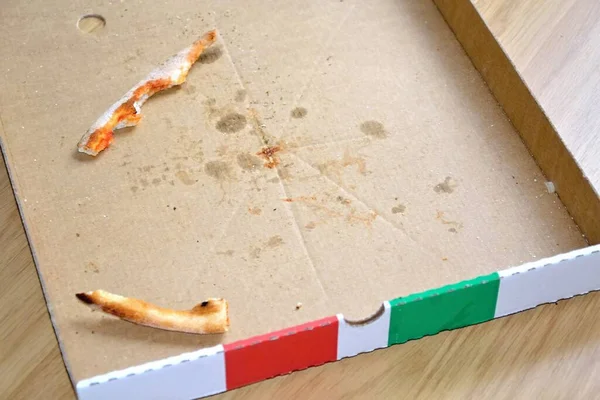 桌上放着一把刀的美味披萨盒的垂直照片 — 图库照片