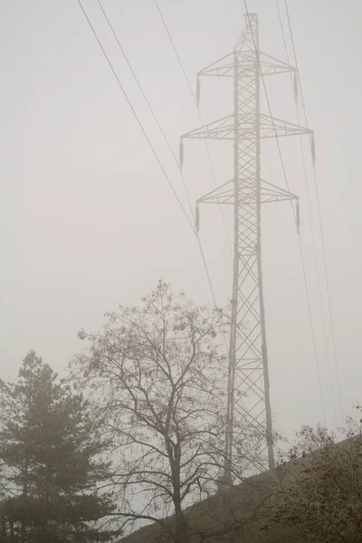 山の高電圧タワー — ストック写真
