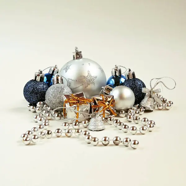 Kerstcompositie Met Zilveren Kerstballen Zilveren Koord Zilveren Ballen Gouden Kralen — Stockfoto