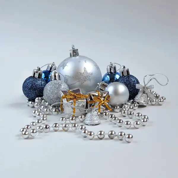 银质和银质的圣诞树 上面有银球 — 图库照片