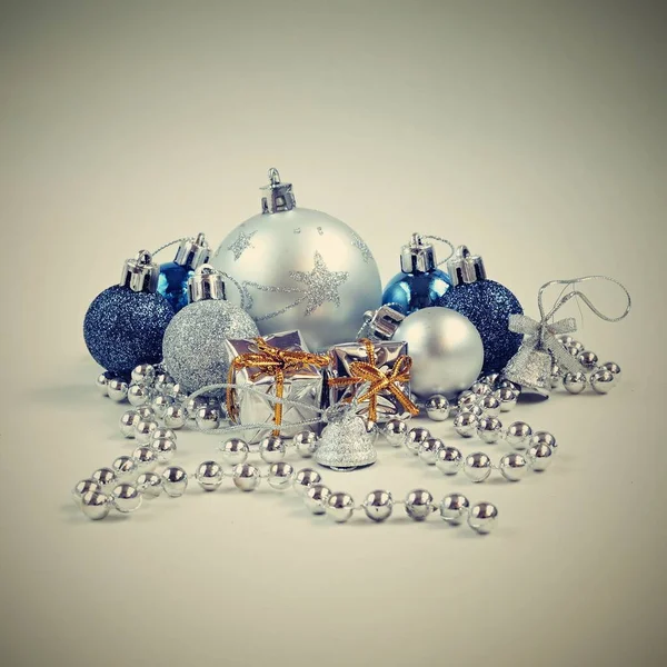Weihnachtskomposition Mit Silbernem Und Blauem Weihnachtsschmuck — Stockfoto