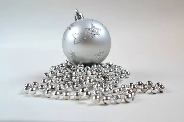 Srebrne Bombki Świąteczne Błyszczącymi Srebrnymi Kulkami — Zdjęcie stockowe