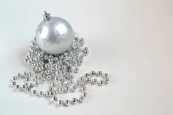 Eine Silberne Halskette Mit Weißen Perlen Auf Hellem Hintergrund — Stockfoto