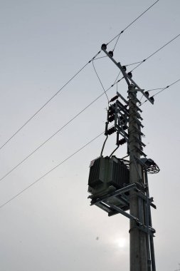 Kablolu elektrik direği