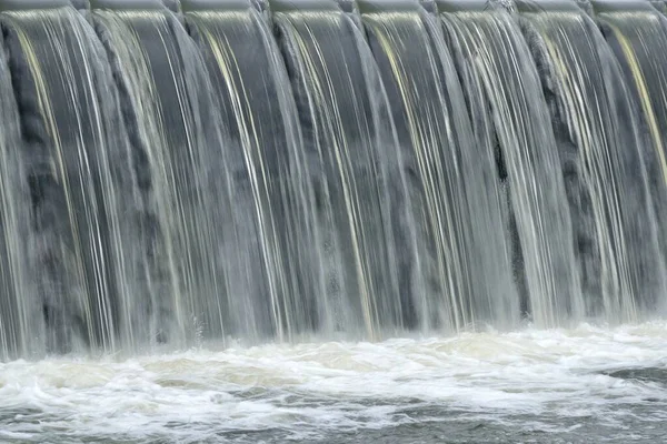 ダムを貫流する水 — ストック写真