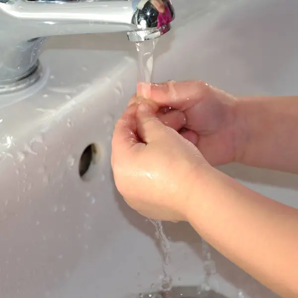 Mulher Lavar Mãos Com Água Sob Torneira Imagem De Stock