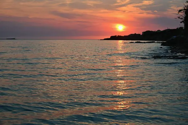 Hermosa Puesta Sol Playa Con Mar Olas Mar Grecia Isla — Foto de Stock