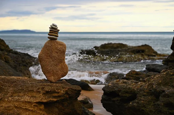 Kopce Kamieni Plaży Nad Morzem Zachodzie Słońca Koncepcja Podróży Wakacji — Zdjęcie stockowe