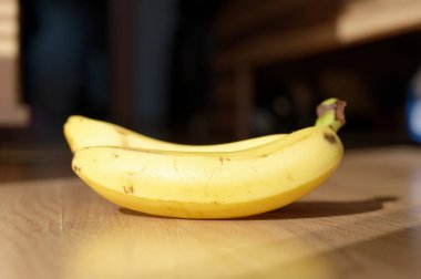 Ahşap zemin üzerinde muz. & Kapat