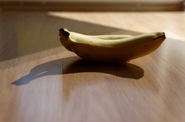 Masanın üzerinde sarı muz