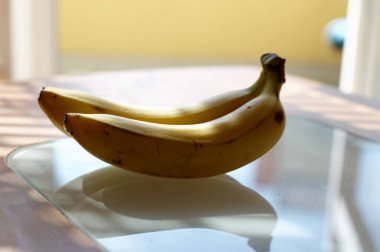 Beyaz bir masada muz..