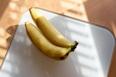 Tahta bir masada muzlar.