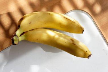 Beyaz bir tabakta taze muz