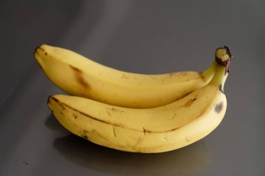 Beyaz bir arka plan üzerinde meyve muz