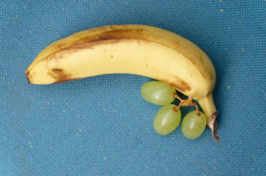 Mavi arka planda taze muz.