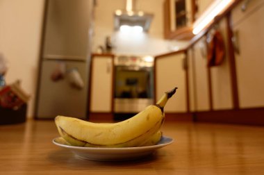 Masada muz ve muz meyvesi