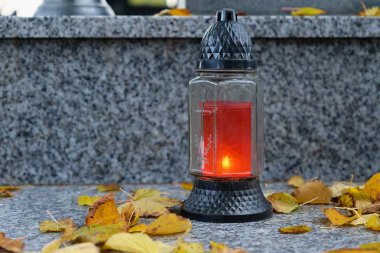 Ruhlar Günü 'nde. Mezarda yanan bir mum. Mezarlık geçmişi. Sonbahar ve tatiller. Ruh - ölülerin anısına - Cadılar Bayramı. 