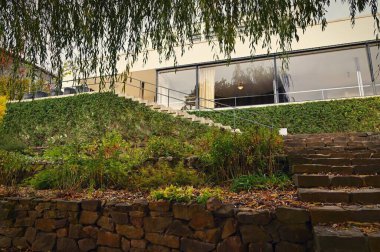 Villa Tugendhat Brno - Çek Cumhuriyeti. Villanın parkındaki güzel sonbahar atmosferi. İşlevci ve uluslararası Alman mimar Ludwig Mies van der Rohe 'nin modern mimarisi. UNESCO Dünya Mirası Alanı.