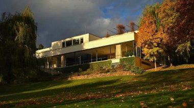 Villa Tugendhat Brno - Çek Cumhuriyeti. Villanın parkındaki güzel sonbahar atmosferi. İşlevci ve uluslararası Alman mimar Ludwig Mies van der Rohe 'nin modern mimarisi. UNESCO Dünya Mirası Alanı.