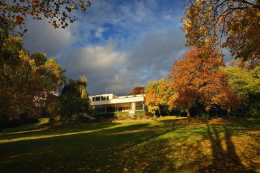 Villa Tugendhat Brno - Çek Cumhuriyeti. Villanın parkındaki güzel sonbahar atmosferi. İşlevci ve uluslararası Alman mimar Ludwig Mies van der Rohe 'nin modern mimarisi. UNESCO Dünya Mirası Alanı.