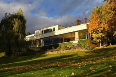 Villa Tugendhat Brno - Çek Cumhuriyeti. Villanın parkındaki güzel sonbahar atmosferi. İşlevci ve uluslararası Alman mimar Ludwig Mies van der Rohe 'nin modern mimarisi. UNESCO Dünya Mirası Alanı.