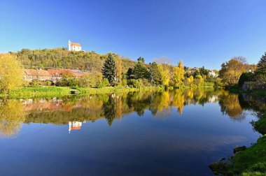 Dolni Kounice - Çek Cumhuriyeti. Orman, gökyüzü, bulutlar ve gökyüzünde güneş olan güzel sonbahar manzarası. Sonbaharda doğa.