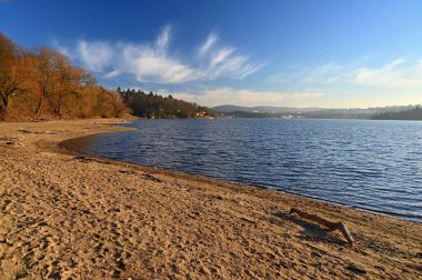 Brno Reservoir - Brno Şehri - Çek Cumhuriyeti - Avrupa. Su ve kumsalı olan güzel bir manzara. Kışın mavi gökyüzü ile güneşli güzel bir hava..