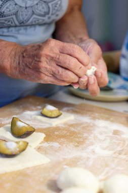 Son sınıf öğrencisi hamur köftesi pişiriyor.