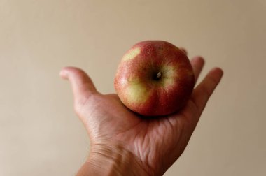 kadın elini tutan apple