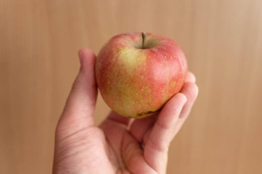 Bir adam elinde bir elma tutar. sağlıklı gıda ve diyet konsepti