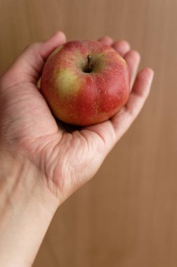 Elindeki kırmızı sulu elma. sağlıklı beslenme, diyet, vitamin ve uygun beslenme.