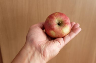Elinde kırmızı elma